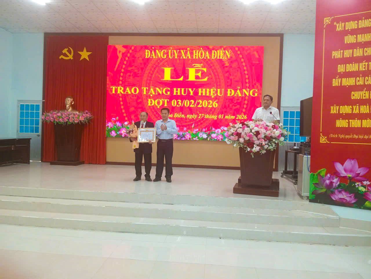 Đồng chí Lê Thanh Hưởng - Bí thư Đảng ủy xã trao Huy hiệu 45 năm tuổi Đảng